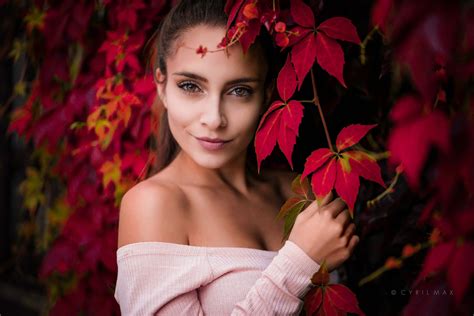 Bakrunner Kvinner Brunette Brune Yne Solbrun Bare Skuldre Portrett Ansikt T Pelig Flir