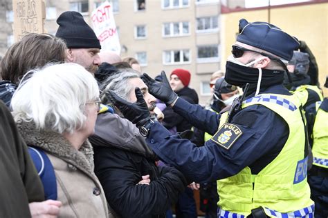 Sex Poliser Skadade Vid Demonstration Mot Coronaregler