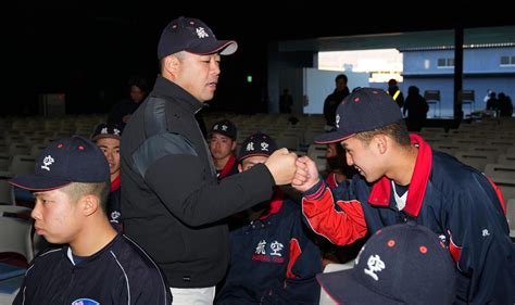 【センバツ】日本航空石川選出 中村隆監督は涙浮かべ「みんなの思いを乗せて頑張っていきたい」 高校野球写真ニュース 日刊スポーツ