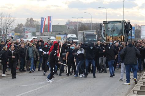 Novi snimak napada maskiranih huligana na demonstrante u Šapcu VIDEO