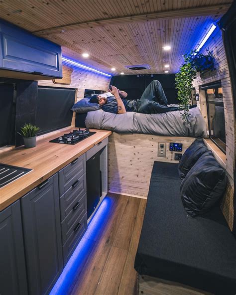 The local community reacts to the quirky hosts on bus fm 17