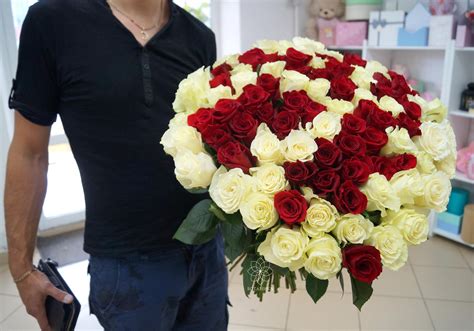 Какие цветы подарить девушке