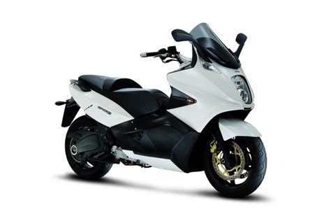 Présentation de la maxi-scooter Gilera GP 800