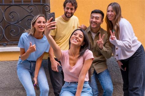 Amigos Multirraciais Tomando Uma Selfie Juntos E Fazendo Rostos