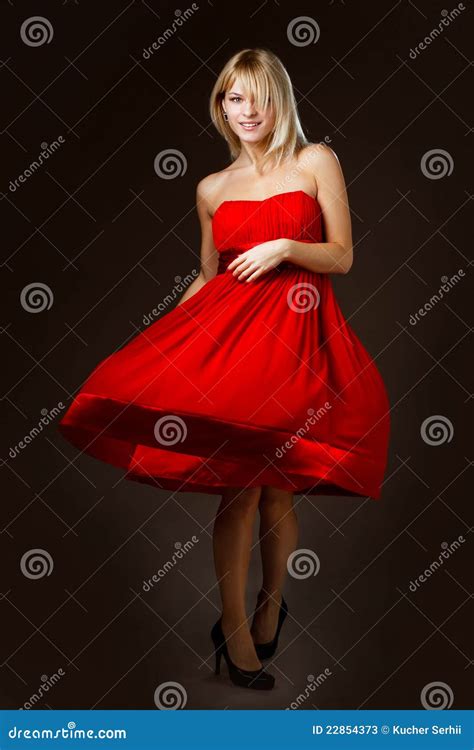 Belle Fille Blonde Dans Une Robe Rouge Image Stock Image Du Charme Beau 22854373