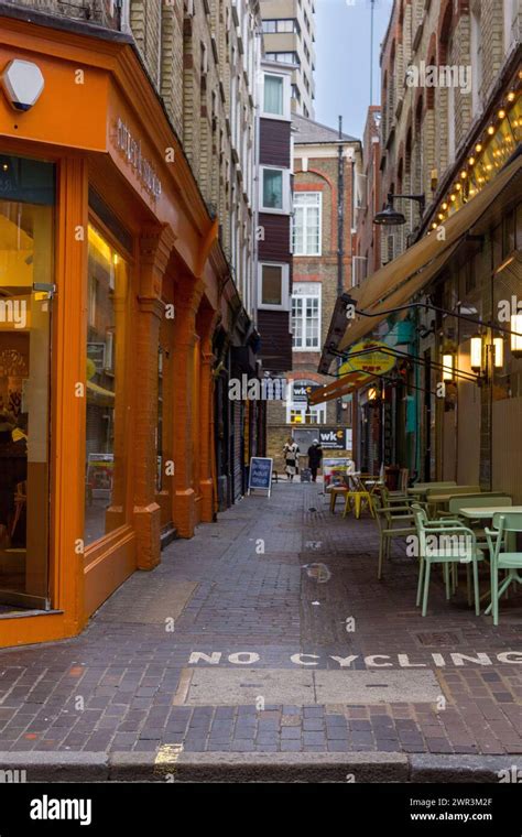 London Victorian Alley Street Stock Photo Alamy