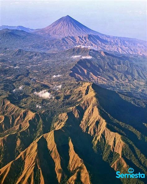 Mengenal Inerie Gunung Tertinggi Flores Yang Buat Jiwa Pendaki Bergetar