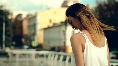 La Jeune Femme Blonde L Gante Sexy Marche Dans La Rue Clips Vid Os Vid O Du S Duisant