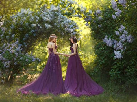 Dos Novias Blonde Y Una Morenita Con El Amor Abraz Ndose Fondo De Un Jard N Floreciente