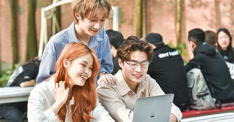 Sinh Vi N I H C V N Ng I Nh M L P V Ch Y Theo Ng Nh Hot Chuy N Gia Ti T L B M T Ch N