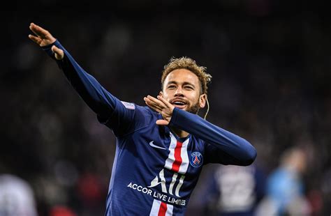 Video Neymar Embraces Psg Supporters To Close Out 2019 Psg Talk