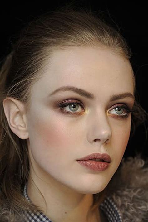 Smokey Eyes Nude Ecco Il Nuovo Trend Make Up Sofisticato E Ad Effetto Fem