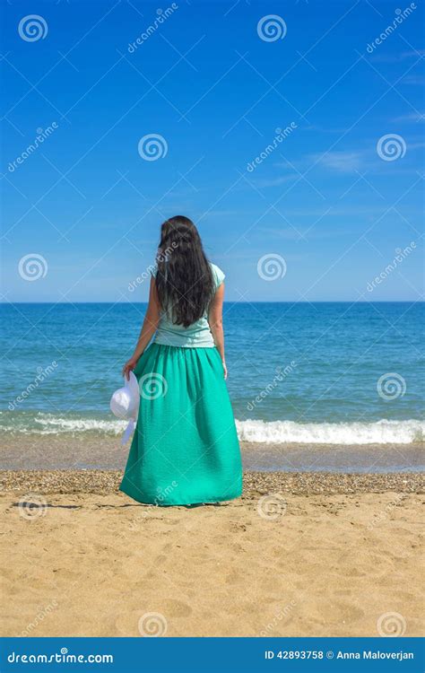 Brunette Mit Dem Langen Haar Auf Dem Strand Stockfoto Bild Von Frau Frech