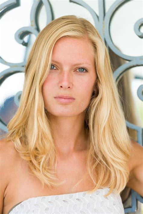 Portrait De Rue D une Jeune Femme Blonde Photo stock Image du beau complètement 36273408