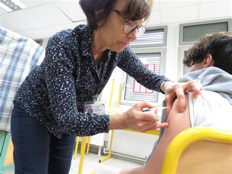 Si on se vaccine du Covid 19 et de la grippe le même jour y a t il