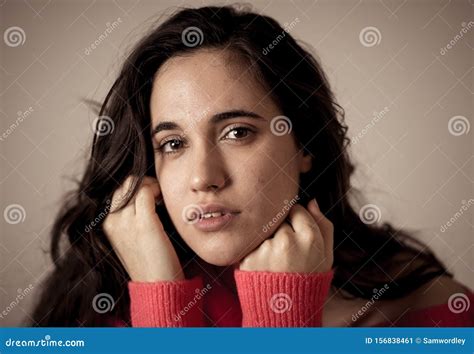 Jovem Atraente Latina Posando Parecendo Sensual E Bonita Conceito De Beleza E Estilo De Vida