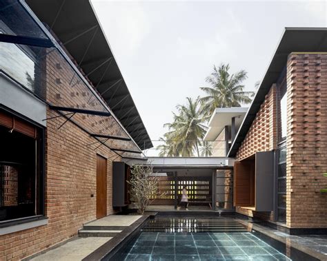 Between the Mango Trees Residence / Enviarch Studio | ArchDaily