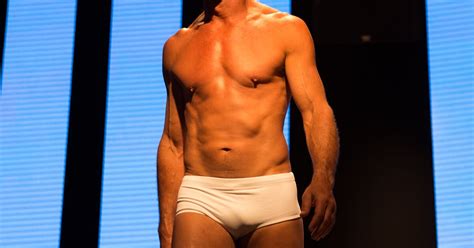 Paulo Zulu após ter nude vazado desfila de sunga aos anos Fotos Purepeople