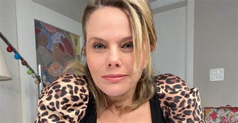Maria Cândida surge só de lingerie e diz Minhas celulites