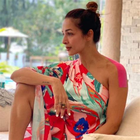 Malaika Posed Such A Pose With A Nude Model Black And White Picture Went Viral