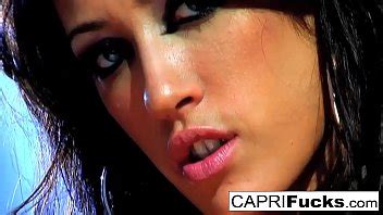 Capri Cavanni Jouant Avec Gros Seins Bridgette B XVIDEOS