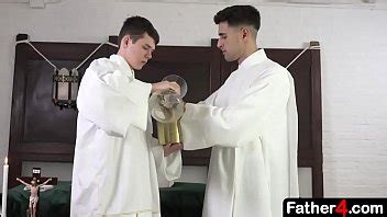 Sacerdote gay y niño religioso Entrenamiento del altar XNXX