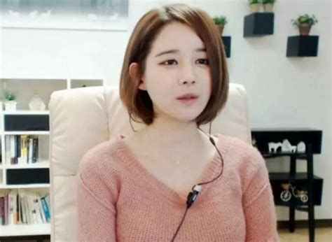 Đang là hot girl vạn người mê nữ streamer gây sốc khi quịt gần tỷ của fan đối diện án phạt nặng