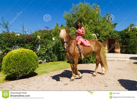 Mooi Jong Brunette Met Rode Kleding En Haar Bruin Blond Hors Stock Afbeelding Image Of