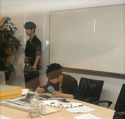 Pin by 𝒦𝒜𝐼𝒴𝐼𝐵𝒪 on yizhan Gay relationship Mirror selfie Fan art