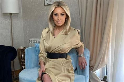 VODITELJICA JUTARNJEG PRVI PUT U OVOM IZDANJU SKINULA SE U BIKINI Komentari pljušte niko nije