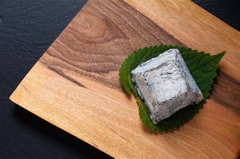 Konsep Makanan Keju Valencay Organik Bentuk Piramida Pdo Pada Papan