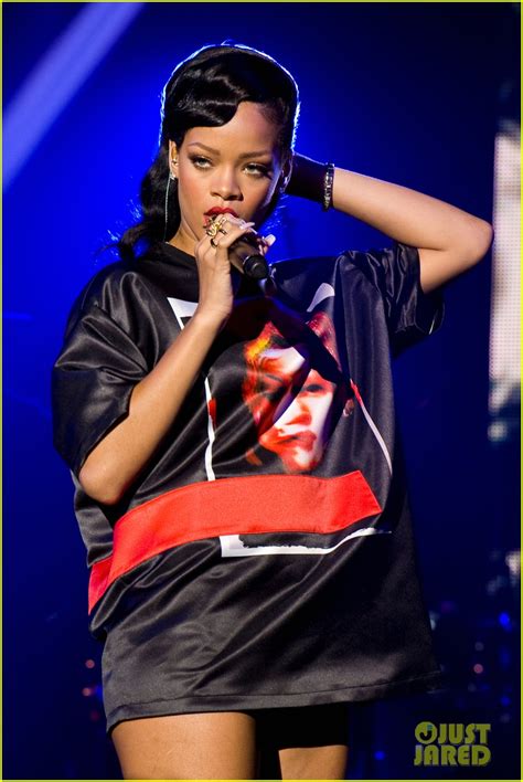 Rihanna Backstage Paris 777 Tour Pics Exclusive Photo 2759693