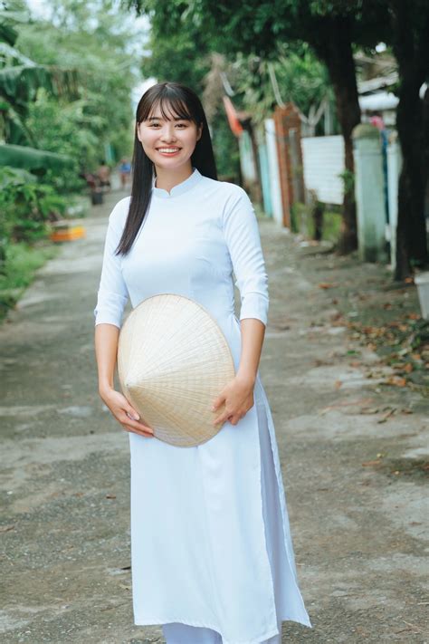 Tới Việt Nam du lịch nàng hot girl bỗng chốc nổi như cồn fan Việt nghi ngờ một chi tiết