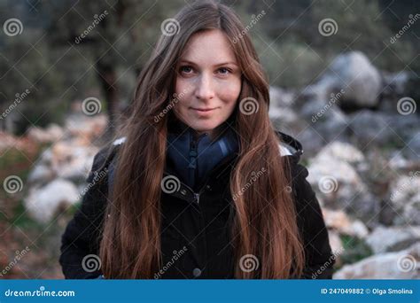 Mooie Jonge Brunette Vrouw Met Lang Haar Met