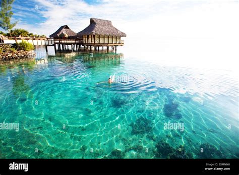 Jeune Femme En Bikini Blanc Banque D Image Et Photos Alamy