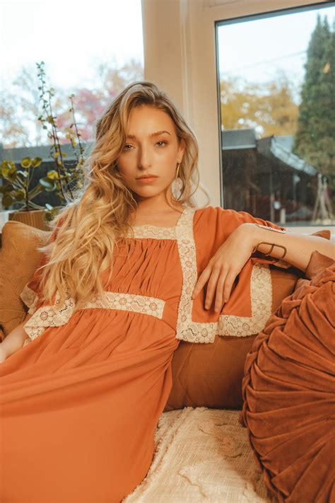 Nude Salon Style Bar