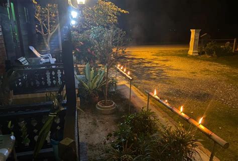 suasana malam raya di kampung