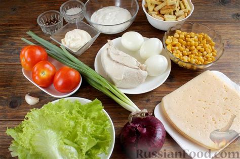 Рецепт: Слоёный салат с курицей, кукурузой, помидорами, яйцами и ...