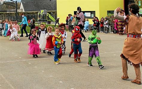 À Plescop les élèves de lécole Sainte Anne fêtent un carnaval