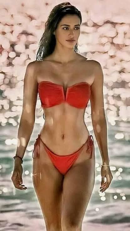 Hot Sexy Saba Qamar Bikini Pics