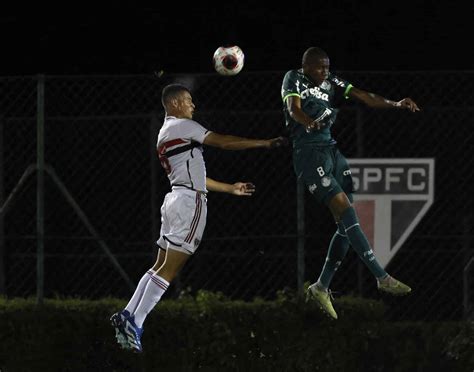 Zagueiro Como O Pai Filho De Miranda Assina Primeiro Contrato