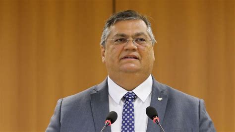 Dino manda recado após operação da PF contra pai de Mauro Cid e