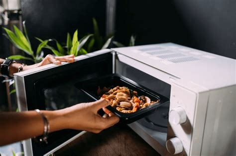 Cuida Tu Cocina Evita Estos Materiales En El Microondas