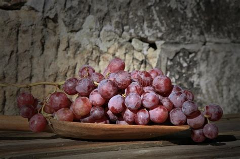 Grupo De Uvas Que Penduram Em Uma Parede De Tijolo Uma Velha Casa De