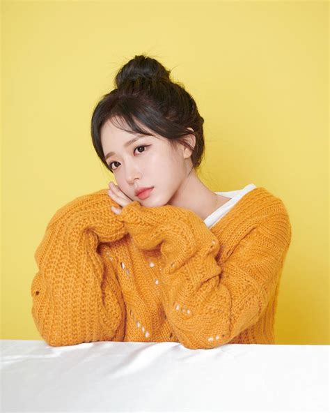 Làm streamer mãi không nổi hot girl xinh đẹp đổi nghề gia sư tiếng Anh lại phất nam sinh nô