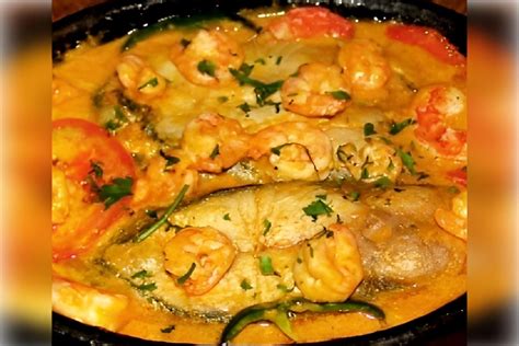 Moqueca de peixe camarão feita no forno muito fácil de preparar