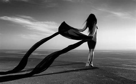 Thái Nhã Vân nữ hoàng nghiện cởi chia sẻ lợi ích từ việc ngủ nude