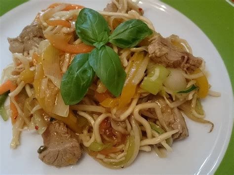 Asiatische Wok Nudeln Mit Schweinefilet Und Gem Se Von