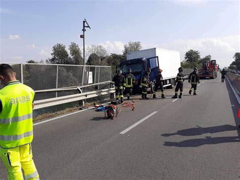 Autocarro In Bilico Sul Ponte Bormida Strada Bloccata In Direzione