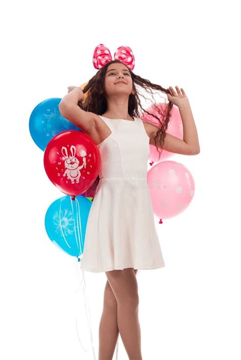 Reizender Mädchen Brunette Mit Dem Langen Haar In Einem Weißen Kleid Mit Einem Bogen Auf Ihrem